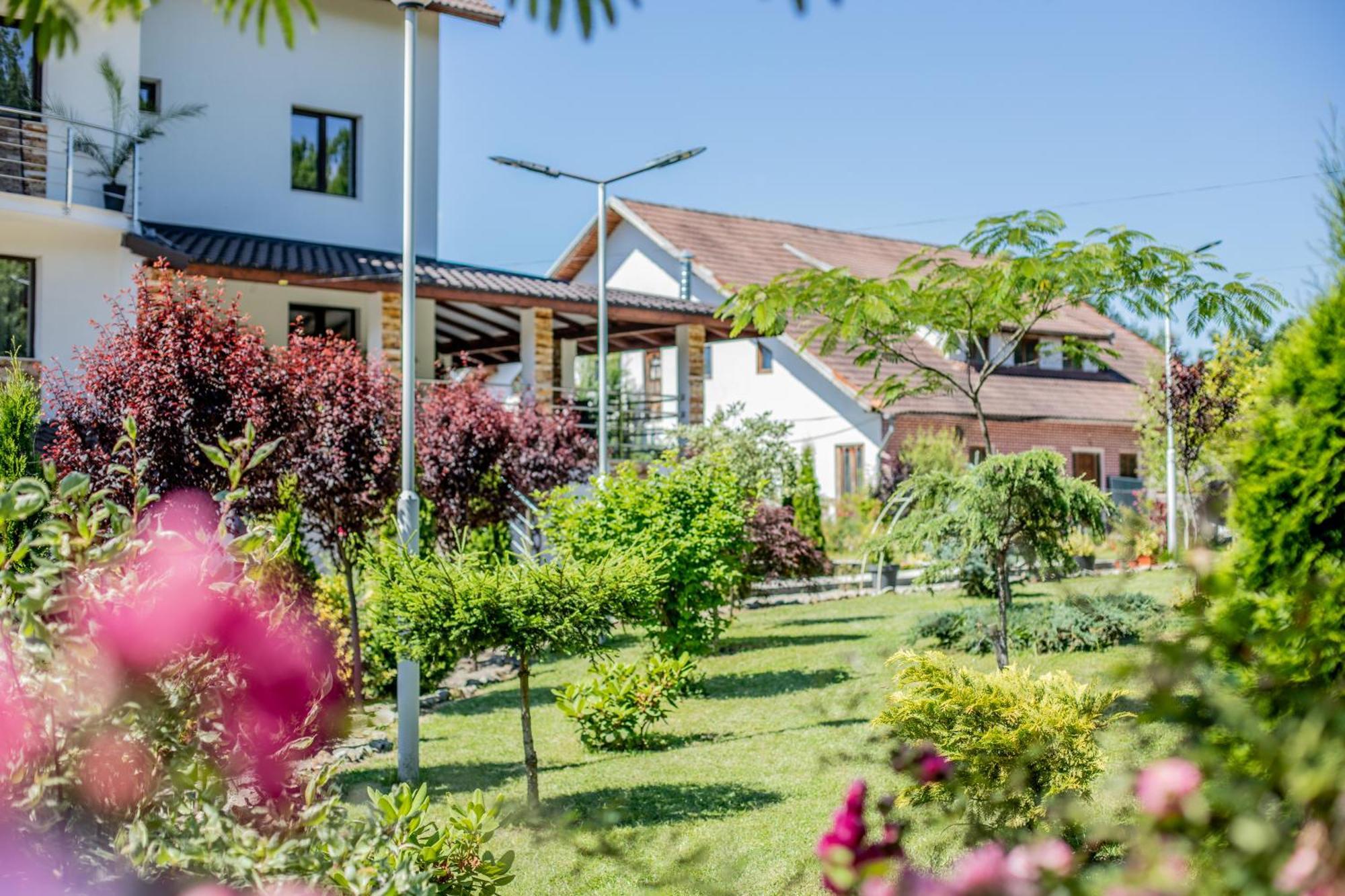 Hotel Rem Garden Novaci-Străini Exteriér fotografie