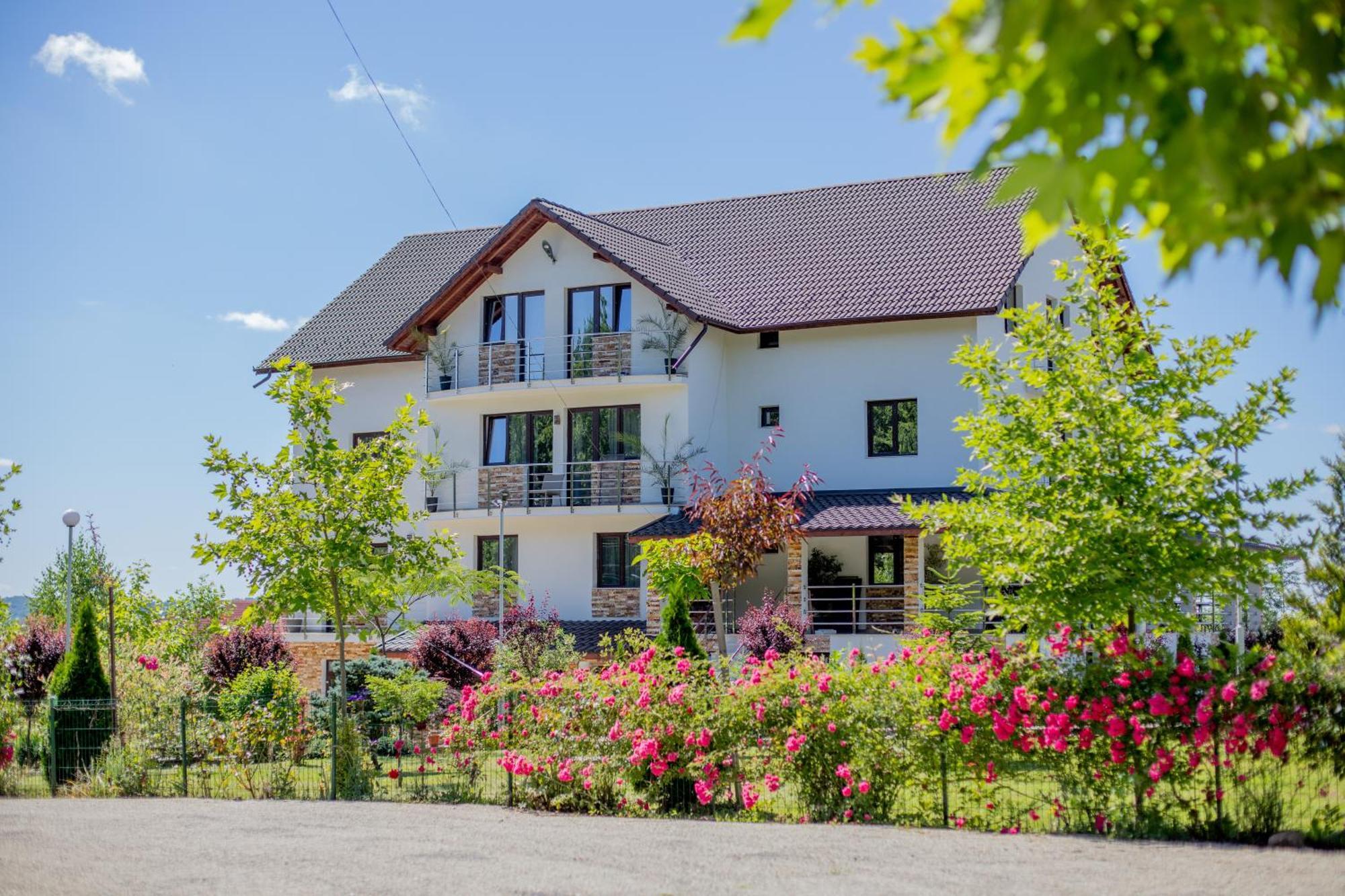 Hotel Rem Garden Novaci-Străini Exteriér fotografie